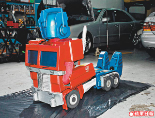 Illustration for article titled Real-Life Transforming Optimus Prime Costume